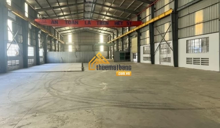 product/khoxuong/long-an/duc-hoa/cho-thue-kho-xuong-mat-tien-nhua-7500m2-o-duc-hoa-long-an-1.webp