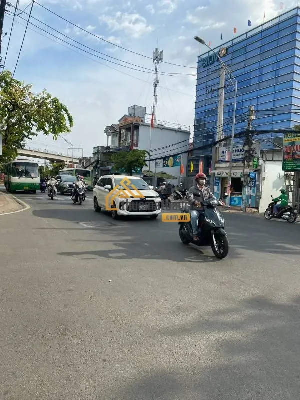 product/matbang/tp-ho-chi-minh/quan_thu_duc/dong-images-20-2-2024/cho-thue-mat-tien-dien-tich-lon-4000m2-phuong-binh-tho-quan-thu-duc-1.webp